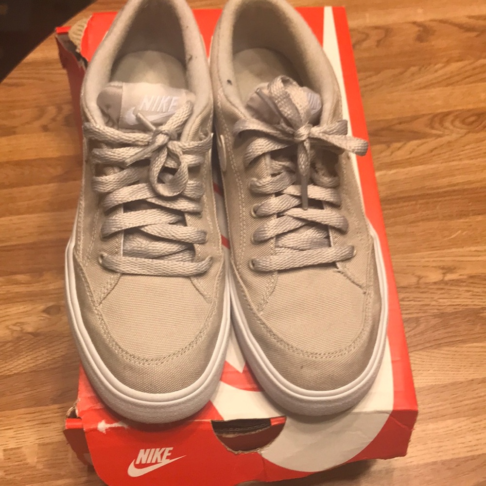 Women’s sz 6.5 Nike in Tan